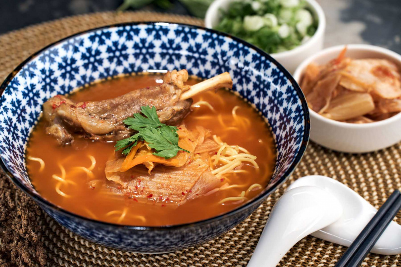 「韓式泡菜豬棒腿」使用獨家醃製韓式泡菜熬煮湯底。（圖／台南晶英酒店提供）