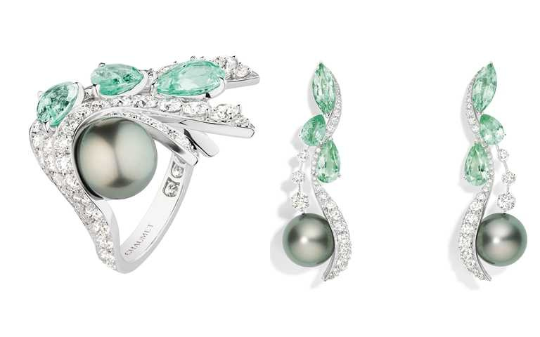 同系列的耳環及戒指同樣結合多彩的灰綠色大溪地珍珠的虹彩，以及帕拉伊巴碧璽的藍綠色彩。（圖／品牌提供）