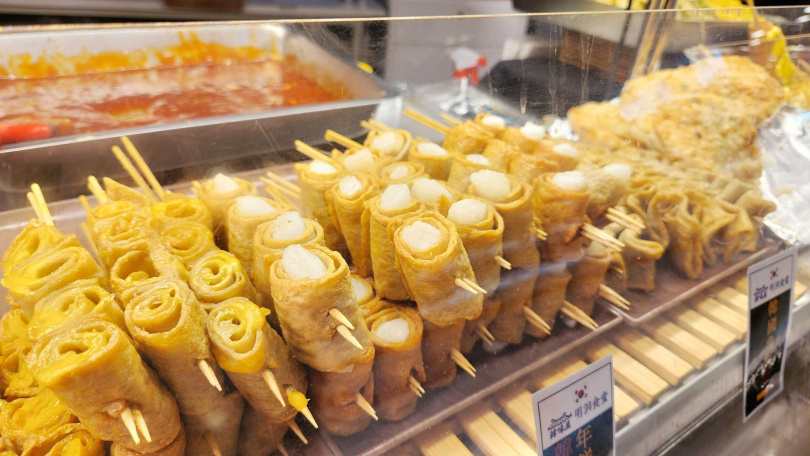 「韓國美食展」，現場就可品嘗到的韓國街頭小吃，像是韓式炸雞、辣炒年糕、辣炒血腸等各種口味魚板串。