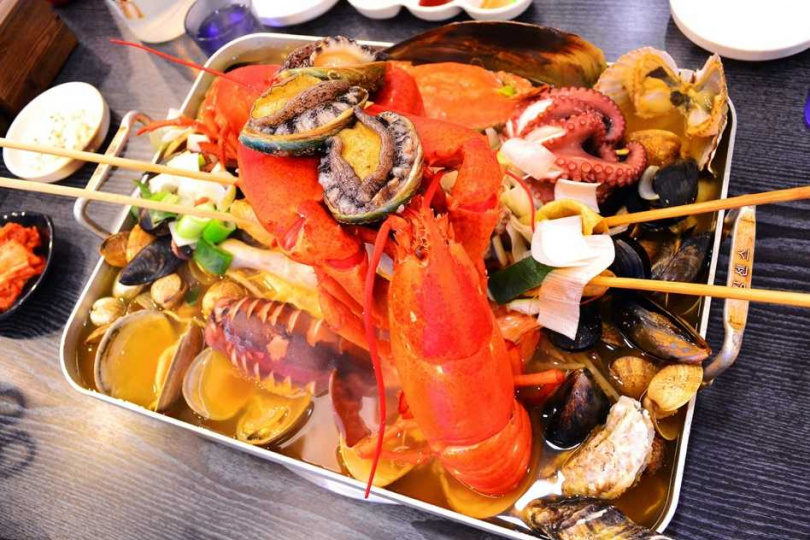 到韓國吃龍蝦一隻雞美食，體驗不同的圍爐氣氛。（圖／雄獅旅遊提供）