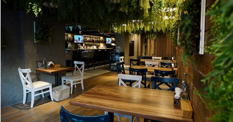 Bar. Tender八天店裝改造為「秘境綠」風格，以綠意環繞懷舊風木桌椅。（圖／Bar. Tender八天提供）