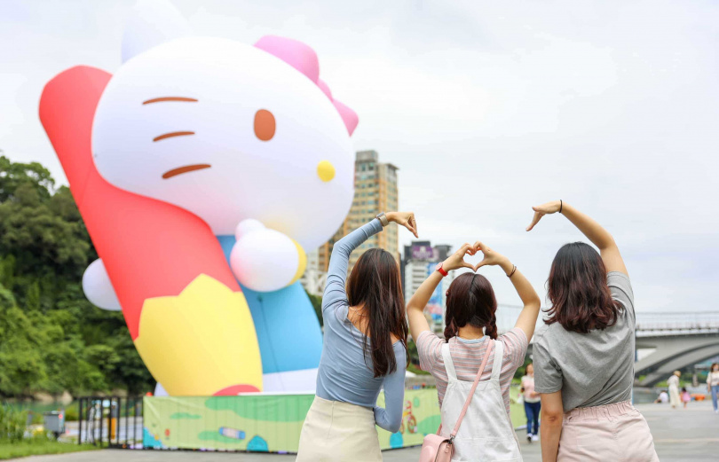 13米高的Hello Kitty化身寫生藝術家，三麗鷗粉絲們記得來打卡。（圖／新北市觀光旅遊局提供）
