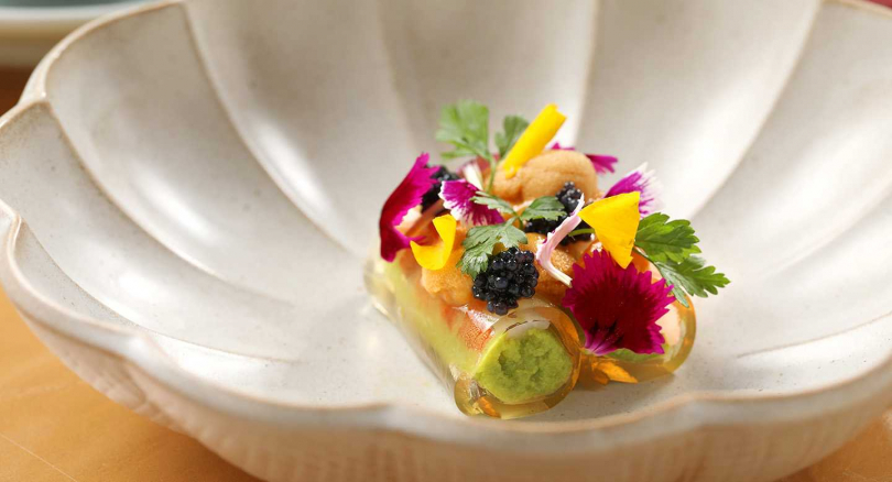 前菜「青豆仁高湯凍」有鮮蝦、北海道海膽、魚子醬，打造成華麗小花園。（圖／于魯光攝）