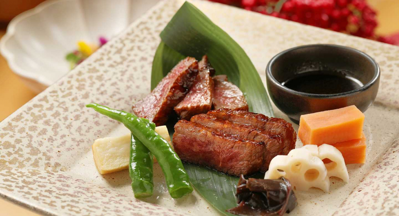 「日本鹿兒島和牛沙朗＋黑松露照燒味噌醬」，五分熟度帶出鮮Q肉質。（圖／于魯光攝）