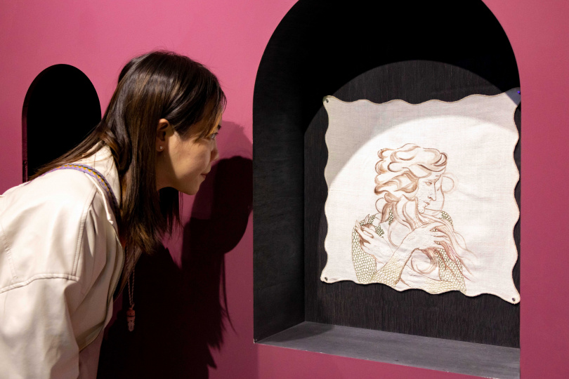 Heather Beardsley與Alexandra Carter兩位藝術家結合刺繡與繪畫講述亞當首任妻子莉莉絲的故事。（圖／楊澍攝）