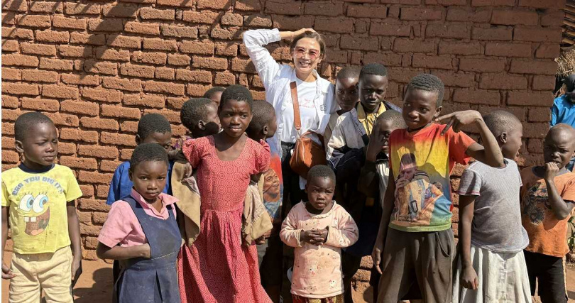 連靜雯飛越半個地球,親赴非洲參與蜜兒餐計畫。(圖/楠軒工作室)