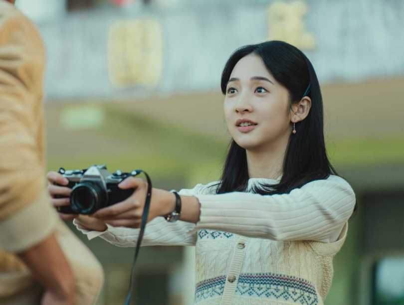 李沐在《那張照片裡的我們》飾演有閱讀障礙的賢英,透過鏡頭來看世界。(圖/瀚草文創GrX STUDIO提供)