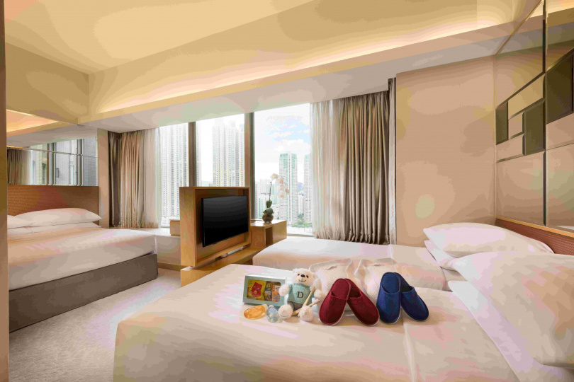 「香港旺角帝盛酒店」以現代幾何設計與周邊復古街景形成鮮明對比，並透過獨家線上指南引領旅人深度探索道地的港式生活。（圖／Booking.com提供）