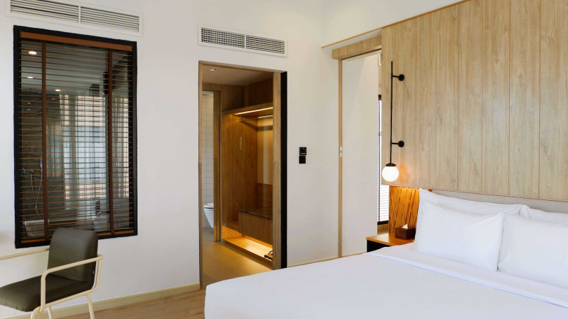 「曼谷工匠酒店」以其精湛的工藝為名，從輕工業風的建築設計、家具陳設到每一處細節，都體現對職人精神與設計美學的堅持。（圖／Booking.com提供）