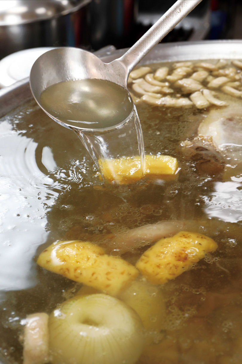 湯頭Check！蔬果湯頭　以鳳梨、洋蔥、蘿蔔、高麗菜心與牛骨等熬製2小時後過濾而成。（圖／于魯光攝）