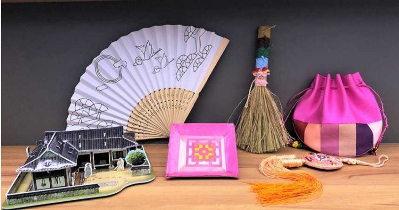   紙作瓦片韓屋、韓國福袋佩飾、韓紙杯墊、彩繩掃帚四樣小物完成品。  