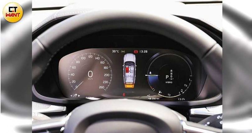 採用12.3吋數位整合資訊式駕駛儀錶，無論行車資訊、電量或者導航都能及時檢視。（圖／趙文彬攝）