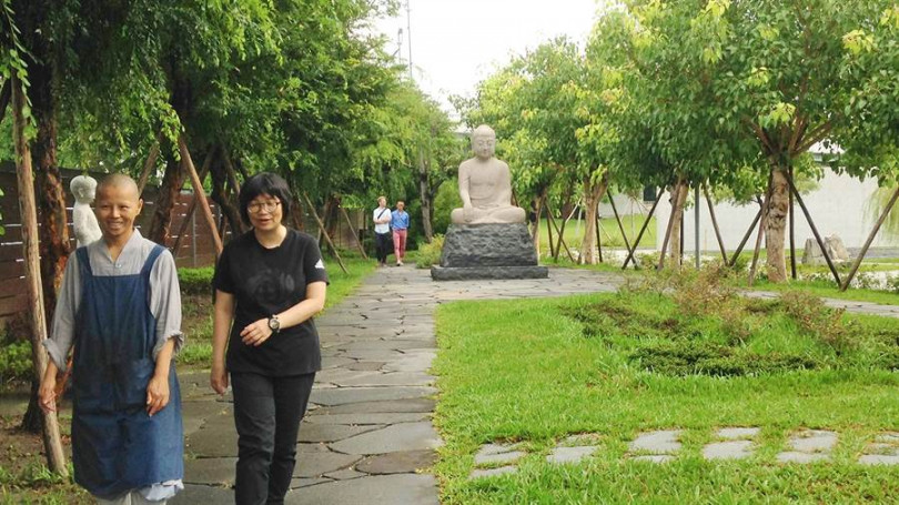 ▲散步禪修公園，有佛像、數尊小沙彌像。