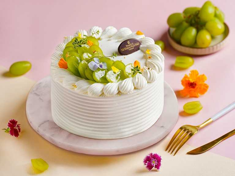 海綿蛋糕「青澀記憶」有著甜而不膩的清新滋味，內餡鋪上麝香無籽葡萄與大溪地香草布蕾。