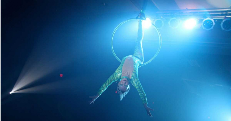 明年2月來台演出的《美國驚奇大馬戲團》，將演出驚險刺激的五人特技鞦韆，擺盪至盡乎360度後疾速拋飛空中翻轉。（圖／寬宏藝術提供）