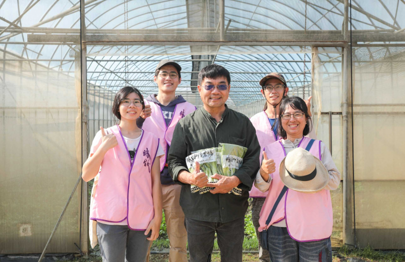 李惟裕（中）帶領一群有志青農成立「時生永續農場」，今年還想打造芽菜生產基地。