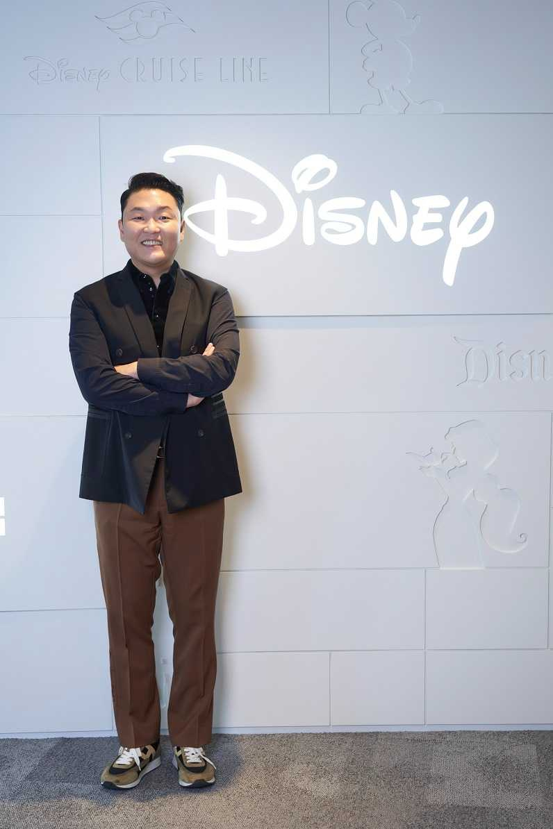 PSY為Disney+最新紀錄片《PSY SUMMER SWAG 2022》接受韓國及海外媒體採訪。（圖／Disney+提供）