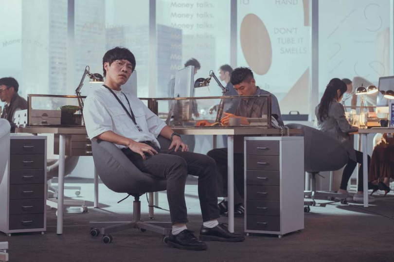 盧廣仲從來沒有經歷過打卡上下班的辦公室生活，演出《他馬克老闆》成為他的第一次上班族體驗。（圖／氧氣電影提供）