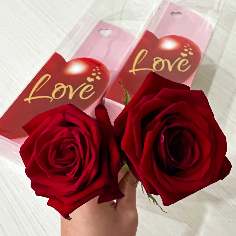 自8/19至8/22止，於限定7-ELEVEN門市販售紅色玫瑰花，單支售價179元。