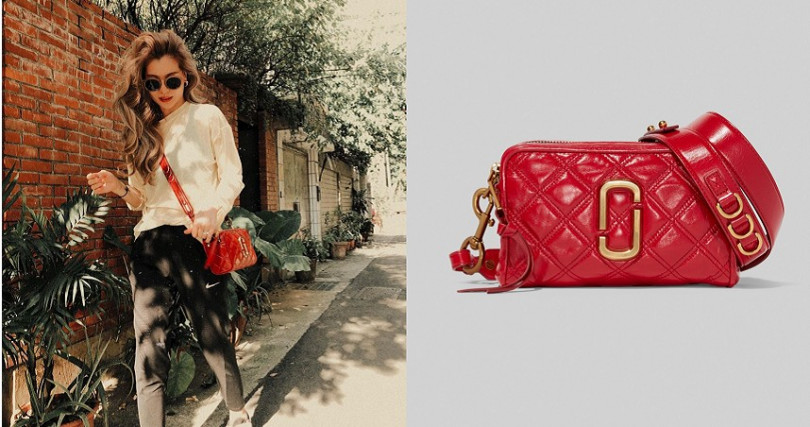 Marc Jacobs 野莓紅菱格紋縫線Softshot包／21,900元（圖／翻攝自藝人IG、品牌提供）