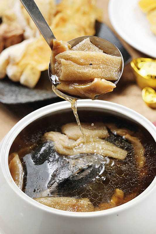 「黑蒜花膠竹笙燉烏雞」用料實在，喝一口湯，就能感受到食材的精華。（3,280元）（圖／于魯光）