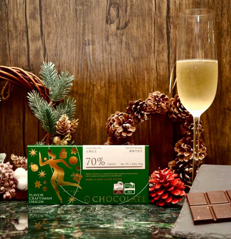 ORIGIN聯名之聖誕款《70％台灣紅玉風味巧克力》，也巧妙將獨特設計風格融入聖誕元素，拿在手上宛如一件「藝術品」，是巧克力愛好者不可錯過的夢幻選擇！