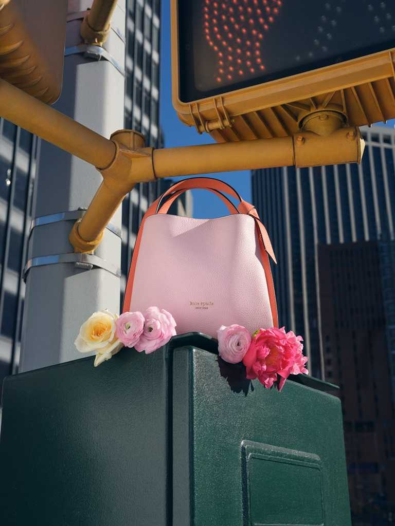 廣告片故事設定在寒冷的曼哈頓城區展開，鏡頭跟隨主角Stephanie Hsu漫步於街頭，來往的人群行裝厚重，被陰鬱冬日的氣氛所籠罩。