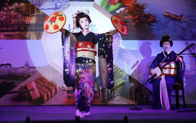 山形祭第五回晚宴上安排來自山形的藝妓表演「MAIKO DANCE」，並且有台灣之光張逸軍老師與知名手碟老師阿曼Mans攜手帶來匯聚東西文化底蘊的表演（圖／山形閣溫泉飯店提供）。