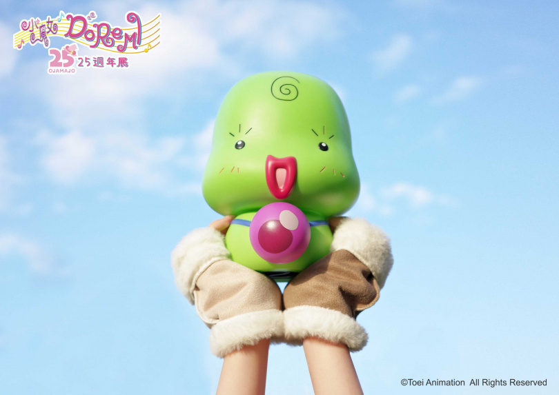 「小魔女DoReMi 25週年展」推出展覽獨家販售周邊,包括魔女莉卡存錢筒(如圖)、隔熱手套-帕拉拉轉換器款、絨毛玩具-克魯魯波龍款等。(圖/楽玩多WAYTOFUN提供)