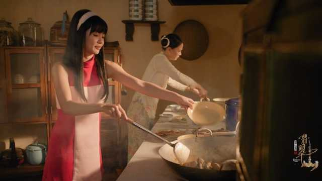 新加坡演員黃暄婷(左)、劉怡伶劇中以娘惹料理較量廚藝。(圖/TVBS提供)