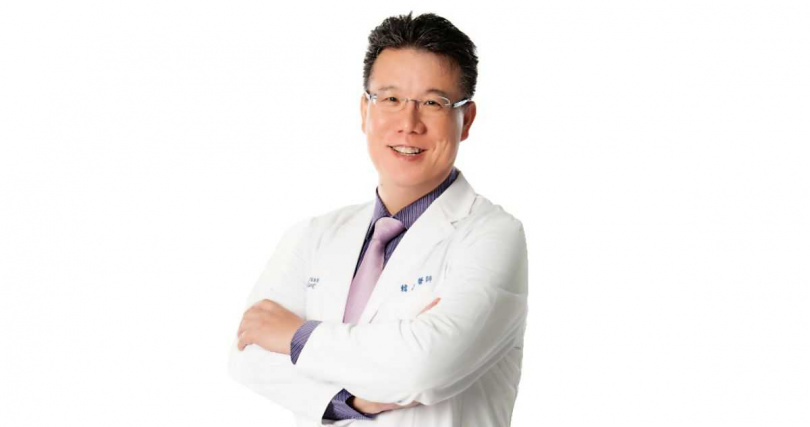 韓娜斯時尚美醫診所院長韓晶教你辨別原廠鳳凰電波。（圖／業者提供）。