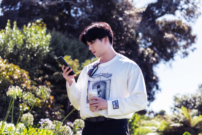 新田真劍佑熱愛珍珠奶茶。（圖／出去一下提供）