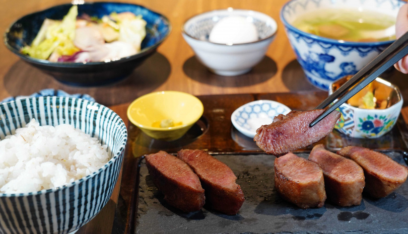 「極品厚切牛舌定食」品嘗時可搭配山葵蘿蔔泥、玫瑰鹽與柚子胡椒增添層次。（1,199元，圖／魏妤靜攝）