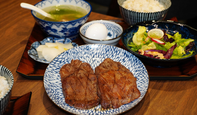 「經典牛舌定食」還原仙台職人風味，口感頗富彈性。（798元，圖／魏妤靜攝）
