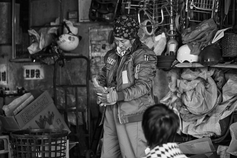 楊麗音劇中做回收撿到神像。(圖/公視台語台)