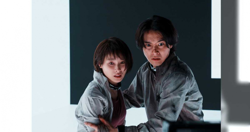 土屋太鳳（左）與山崎賢人（右）在戲中成為夫妻，回到今際之國闖關有更深的羈絆。（圖／Netflix提供）