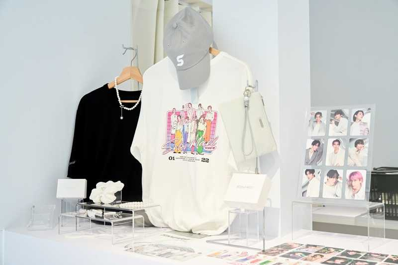 Snow Man 1st POP-UP現場販售周邊。(圖/大鴻藝術 BIG ART提供)