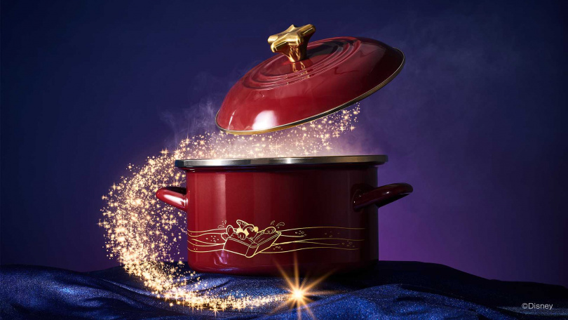 Le Creuset【Fantasia 魔法師米奇系列】琺瑯鋼鍋的鍋身描繪出米奇與掃把共舞的畫面，彷彿動畫情節在廚房中重現。（圖片提供／LE CREUSET）