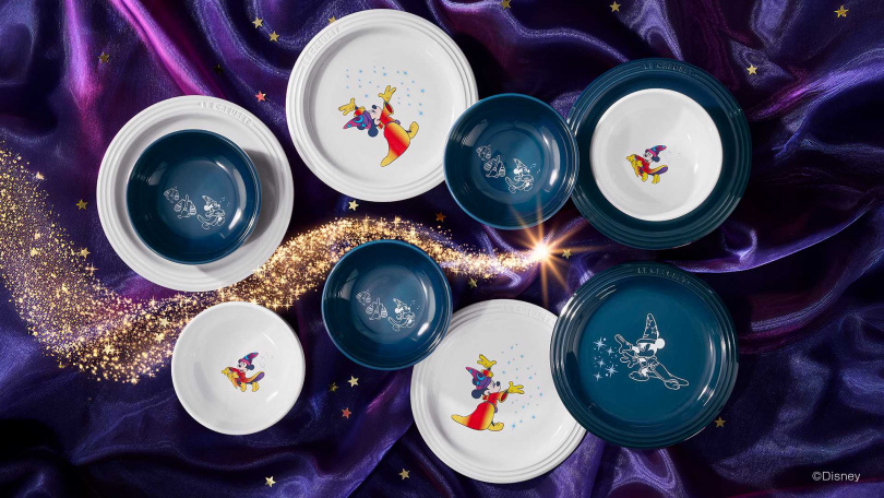 Le Creuset【Fantasia 魔法師米奇系列】系列包含圓盤與深圓盤，不論是同色或者跳色搭配，都可以輕鬆打造層次豐富又充滿奇幻細節的餐桌風格。（圖片提供／LE CREUSET）