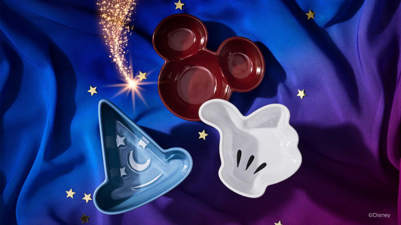 Le Creuset【Fantasia 魔法師米奇系列】迷你醬料碟則以米奇的手套、魔法師帽與剪影為靈感，可盛裝果醬、糖果或小點，為餐桌增添俏皮又迷人的收藏樂趣。（圖片提供／LE CREUSET）