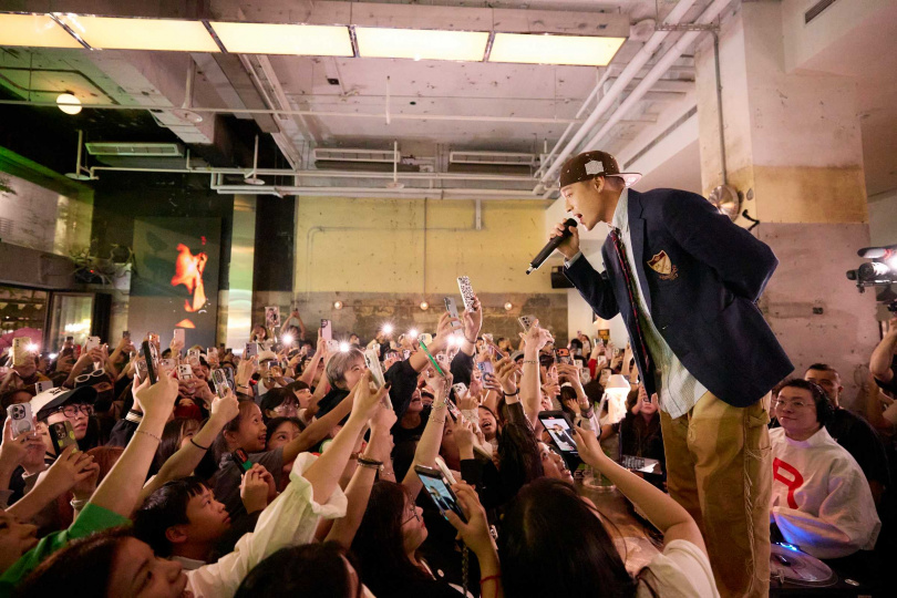 周湯豪趁著萬聖節狂歡時分，快閃信義區潮人聚集夜店開唱。（圖／環球音樂提供）
