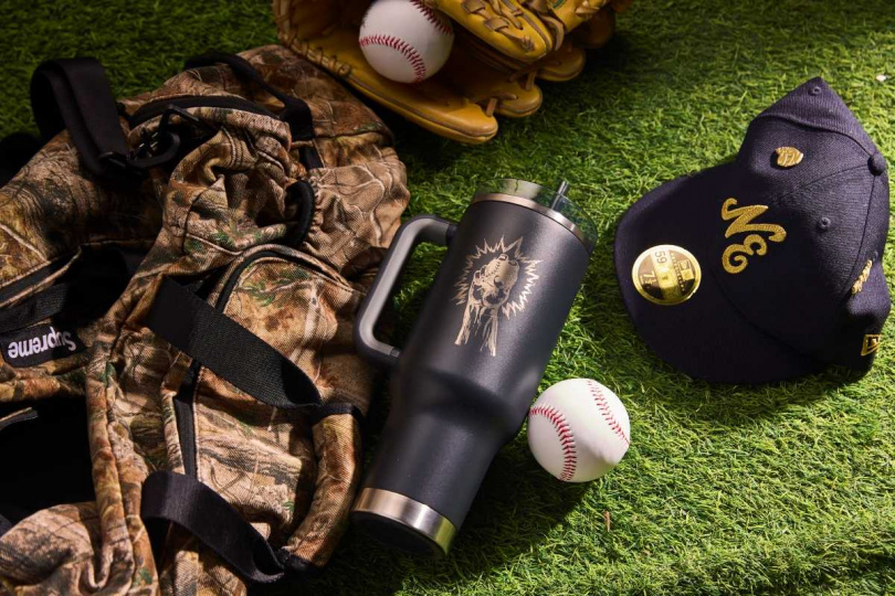 THERMOS x 孫易磊SUN’s Way|韌性之路聯名系列將於 2026年2月10日 起,於THERMOS 官方網站及全台百貨櫃點同步限量上架,本次特別推出限量組合:聯名保溫杯乙只+專屬吸管塞+特製背帶。優惠價NTD 1,999元 ( 定價NTD3,330元 )。 (圖/品牌提供)