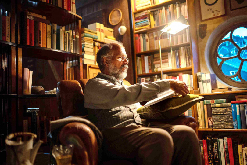 克里斯多福赫斯特在電影《門對門移動書店》金句「每個人都是一本待讀的書」點出故事主軸。(圖/海鵬提供)