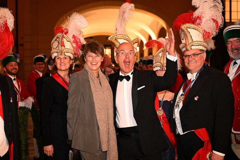 克里斯多福赫斯特(中舉手者)獲頒2026卡爾瓦倫丁勳章不改喜趣表現。(圖/海鵬提供)