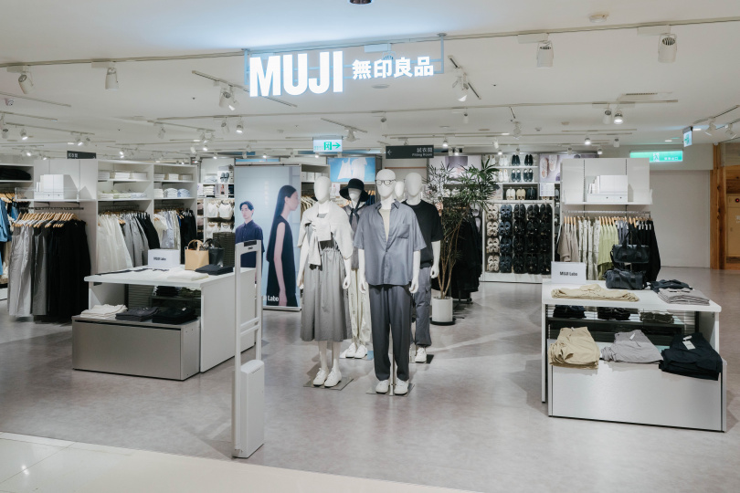MUJI無印良品南西門市首度導入MUJI Labo系列，並提升服飾區占比至55%，同步全面導入白色貨架與層板設計，強化明亮簡潔的選物空間感。（圖／品牌提供）