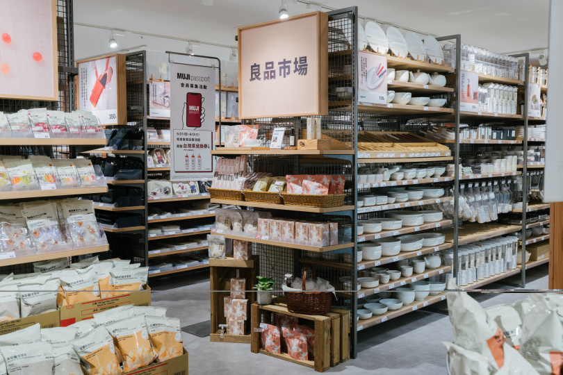 MUJI無印良品南西門市保留「良品市場」區域，並集中陳列台灣生產食品，延續在地飲食選品與觀光客喜愛的購物特色。（圖／品牌提供）