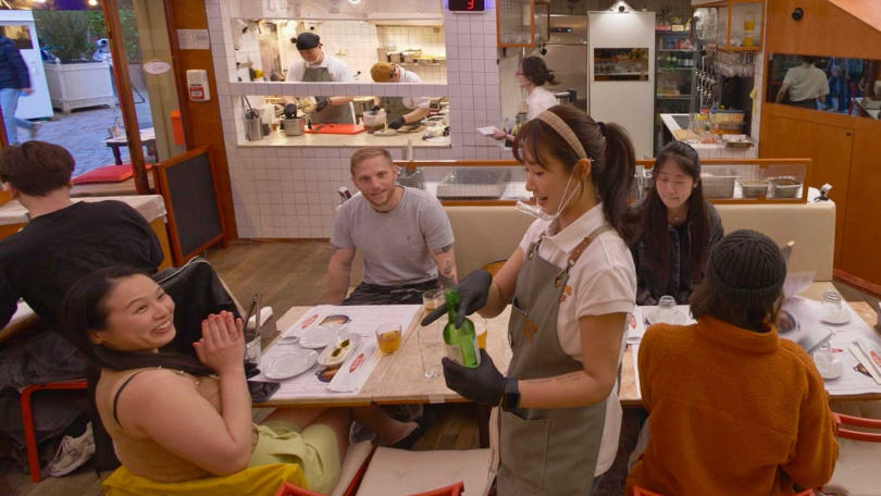 俞利在開店前還特地把點餐、上菜會用到的法文寫在手臂上隨時複習，並用韓文標註法文發音。（圖／中天綜合台提供）