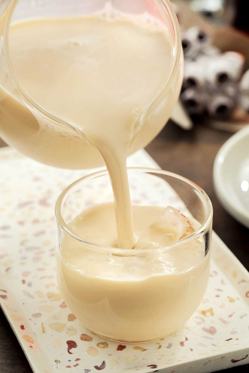「獅王伯爵奶茶」以法國瑪黑茶與牛奶調製，喝來滑順不膩，淡雅茶香與奶味相互襯托。（160元）（圖／于魯光攝）