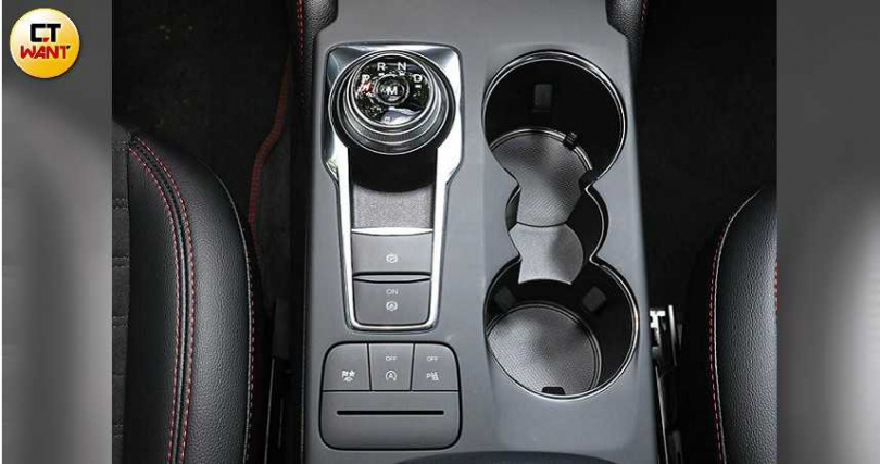 中央鞍座為 E-Shifter排檔旋鈕、電子式手煞車、Auto Hold開關及行車模式等介面。（圖／王永泰攝）