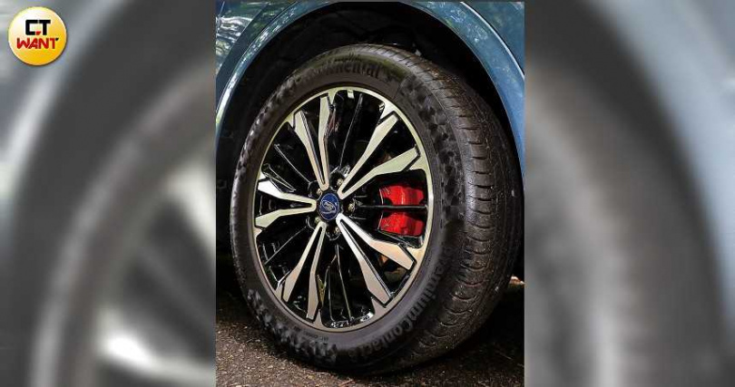 ST-Line X的輪胎升級為馬牌PC6運動胎，煞車也改為動感的紅色卡鉗。（圖／王永泰攝）